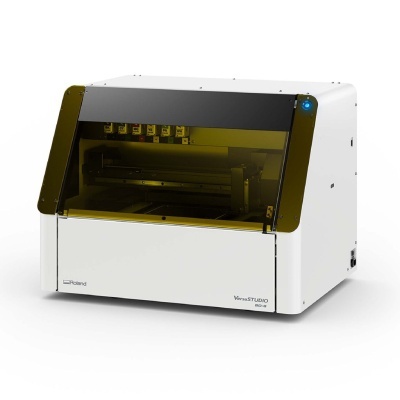 Impressora gravadora Roland VersaSTUDIO BN-20 branca com visor amarelo