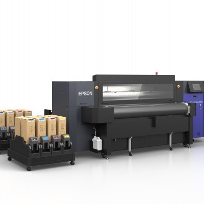 Impressora industrial Epson preta com painel azul e caixas de tinta em suportes pretos