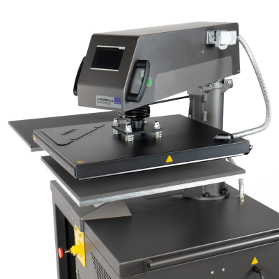 Prensa térmica industrial preta com mostrador digital e alças laterais