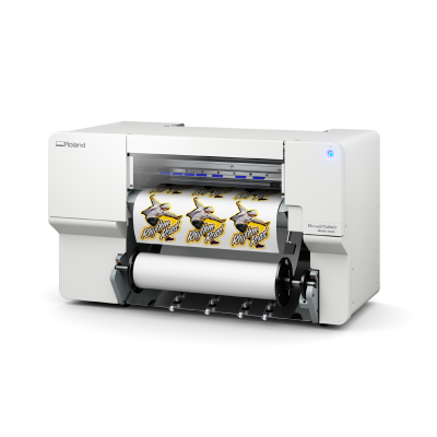 Impressora Roland a imprimir autocolantes coloridos com texto 'Roll Price'