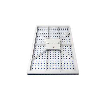 Placa quadrada branca com grelha de recortes azuis e estrutura metálica.