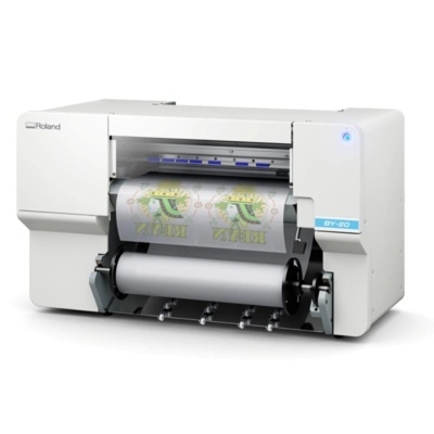 Impressora Roland BY-300 a imprimir em folhas transparentes coloridas