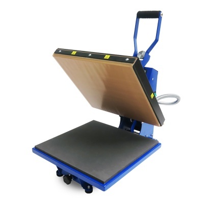 Prensa térmica azul com base preta aberta em fundo branco