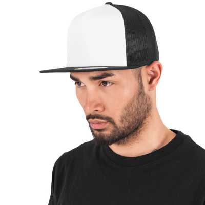 Homem a usar boné trucker preto e branco com malha na parte de trás
