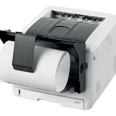 Impressora de escritório branca com suporte de papel preto e folha branca visível