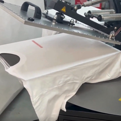 T-shirt branca numa prensa térmica preta para impressão