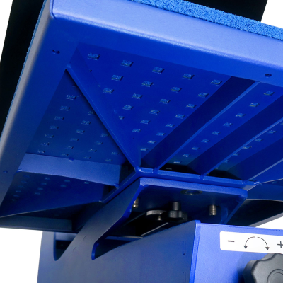 Plataforma metálica azul com parafuso de ajuste e símbolos de mais e menos