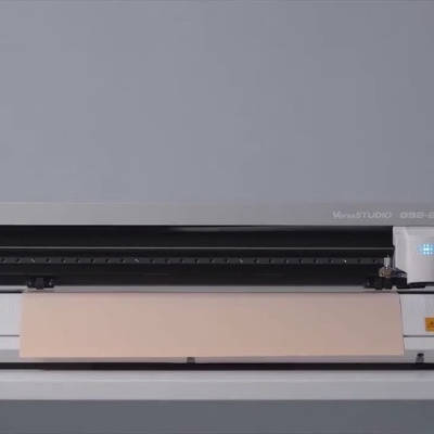 Máquina Roland a cortar vinil e aplicação em placa acrílica