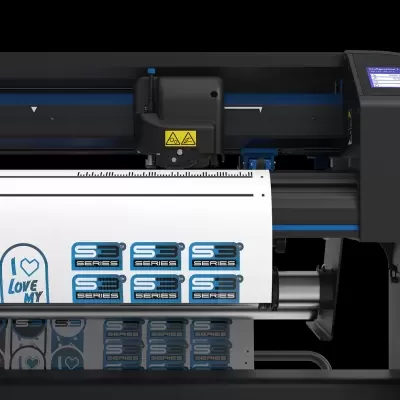 Impressora de grandes formatos a imprimir etiquetas em papel autocolante branco com textos I LOVE MY e START Point