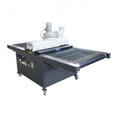 Máquina industrial com correia transportadora e motor branco