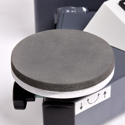 Plataforma redonda cinza com etiqueta e setas pretas