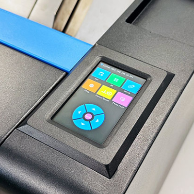 Painel de controlo digital com ecrã colorido num aparelho preto