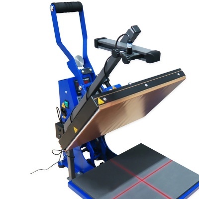 Máquina de prensagem térmica azul com superfície preta e dispositivos de controle