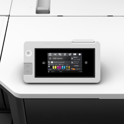 Painel de controlo digital ecrã a cores numa impressora branca moderna