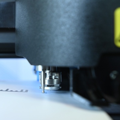 Máquina de gravação ou corte a laser num ambiente controlado