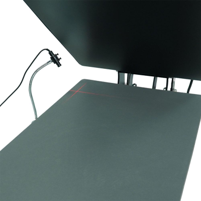 Cama de exame médica preta com luz vermelha em cruz