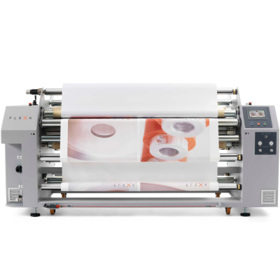 Impressora industrial cinza a imprimir imagem colorida com texto FLEXY