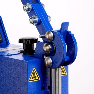 Máquina azul de metal com alavanca e etiquetas de aviso