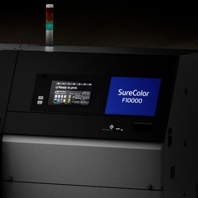 Impressora Epson SureColor F10000 com ecrã digital a cores e painel azul com o nome do modelo