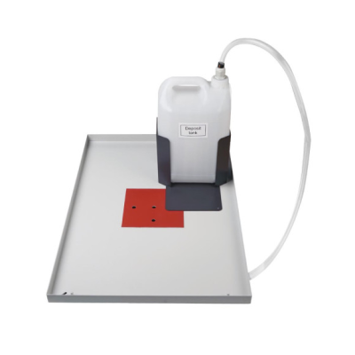 Depósito branco rotulado Deposit tank com base metálica cinzenta e quadrado vermelho