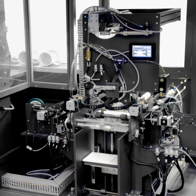 Máquina industrial de fabrico com painel digital e vários cabos em ambiente fechado