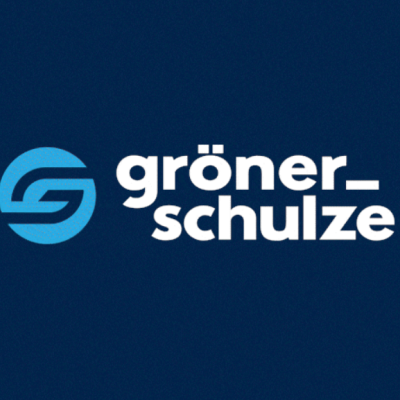 Logótipo azul e branco com texto gröner_schulze em fundo azul escuro