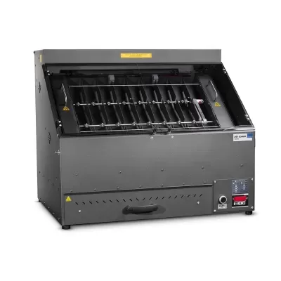 Máquina industrial cinzenta com visor e etiquetas
