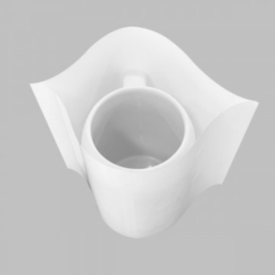 Caneca branca de cerâmica em fundo branco ondulado