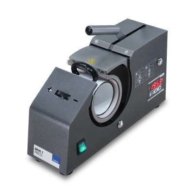 Máquina preta para impressão em canecas com visor digital vermelho e alavanca