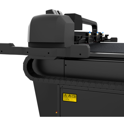 Máquina industrial preta com etiqueta amarela e componentes mecânicos