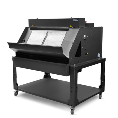 Máquina industrial preta com folhas recortadas e texto 'NeoJET' em visor frontal