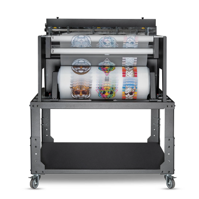 Máquina de impressão industrial a imprimir filme plástico com desenhos de tigres coloridos