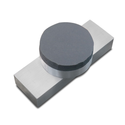 Bloco retangular metálico com base circular preta