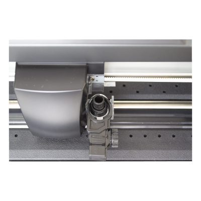 Máquina de corte ou plotter de vinil preto e cinza com componentes metálicos e trilhos brancos