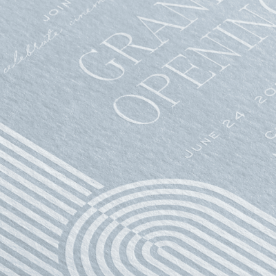 Convite azul claro com padrões geométricos brancos e texto branco