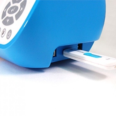 Dispositivo eletrônico azul com conector USB branco inserido e botões circulares