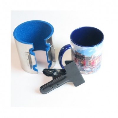 Conjunto para prenda com caneca cerâmica azul e moldura metálica com interior azul e fecho preto