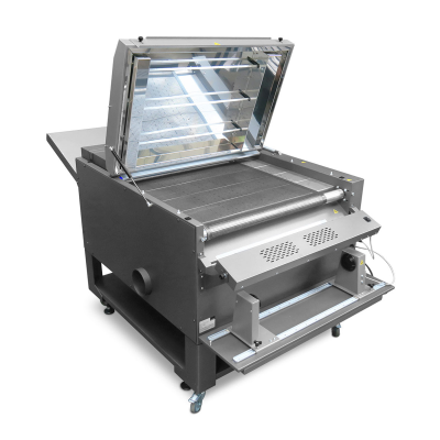 Máquina industrial cinza metálico com tampa transparente e rodas