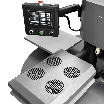 Máquina industrial com painel de controlo e superfície metálica com grelhas circulares