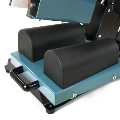 Base metálica azul com almofadas pretas semicirculares e pega preta