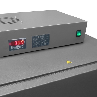 Dispositivo industrial cinzento com visor digital a mostrar 80.9°C e botão verde