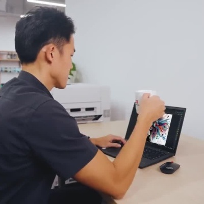 Vídeo de impressora gráfica OKI imprimindo em cartão metálico e apresentando aplicações para têxteis e eventos