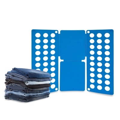 Prancha organizadora azul aberta com calças jeans dobradas ao lado