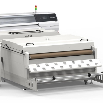 Máquina industrial de impressão InkONE de cor branca com rolo castanho