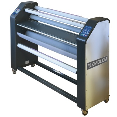 Máquina laminadora metálica preta e cinza com rolos e painel digital