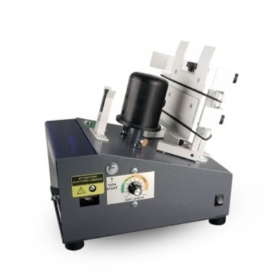 Máquina industrial cinzenta com motor preto e suportes brancos ajustáveis