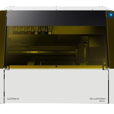 Impressora Roland VersaSTUDIO BN-20 com tampa amarela translúcida