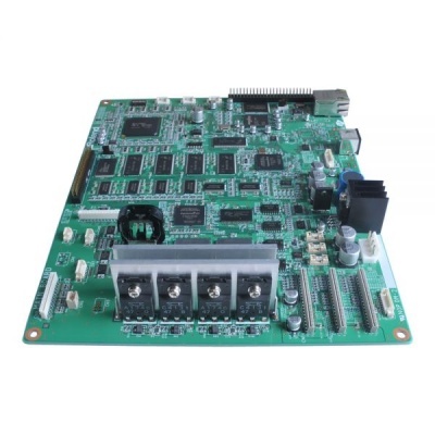 Placa eletrónica verde com chips, condensadores e conectores