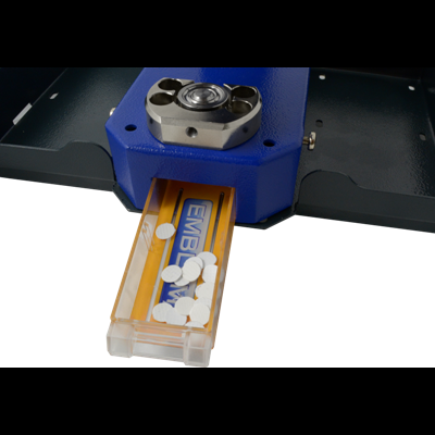 Contador de comprimidos azul e cinzento com comprimidos brancos em bandeja transparente