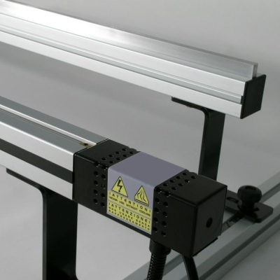 Componente industrial metálico com etiqueta de aviso elétrico e símbolo de chama